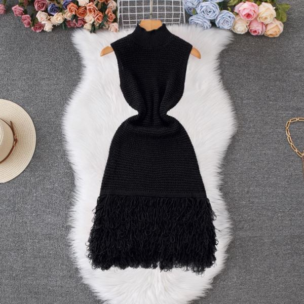 Sleeveless fringed woolen dress