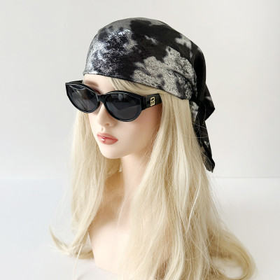 Retro square scarf wrapped around chest and hip-hop style silk scarf