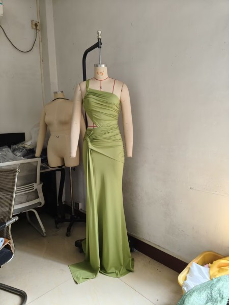 Solid color long skirt, one shoulder pleated dress