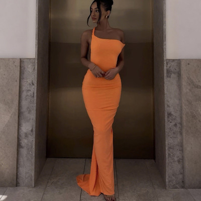 Hanging neck, exposed back, pleated hip hugging dress