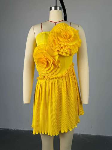 Large breasted flower decoration, strapless high waisted A-line dress, short skirt