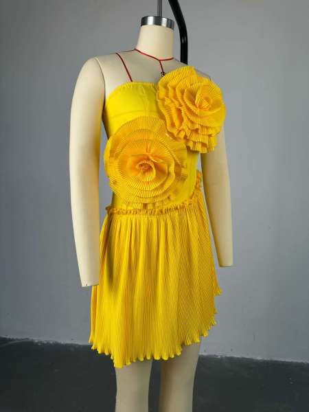 Large breasted flower decoration, strapless high waisted A-line dress, short skirt