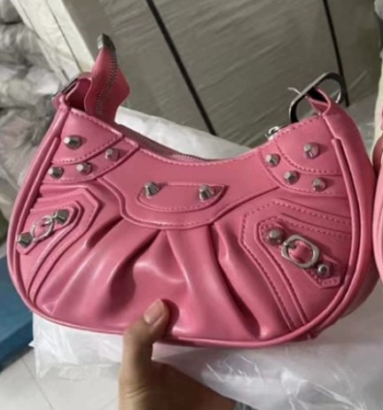 Wrinkled Crescent Mother Single Shoulder Bag for Women, European and American Retro Rivet Motorcycle Bag