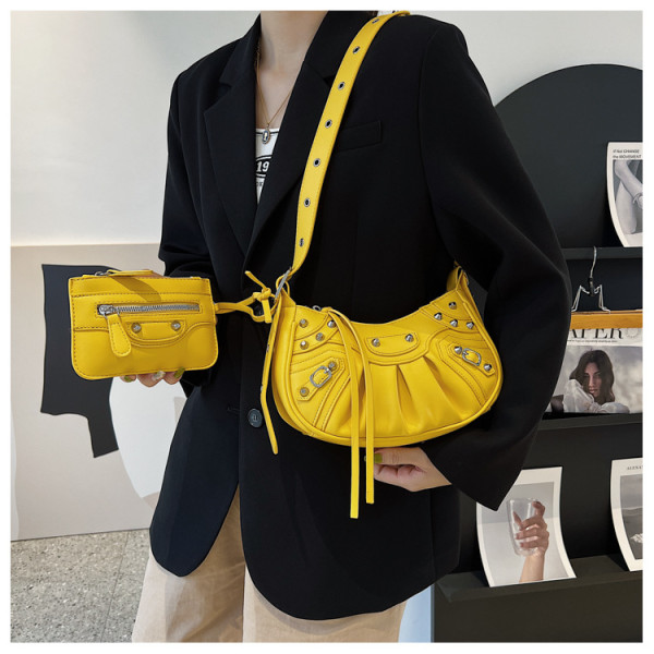 Wrinkled Crescent Mother Single Shoulder Bag for Women, European and American Retro Rivet Motorcycle Bag