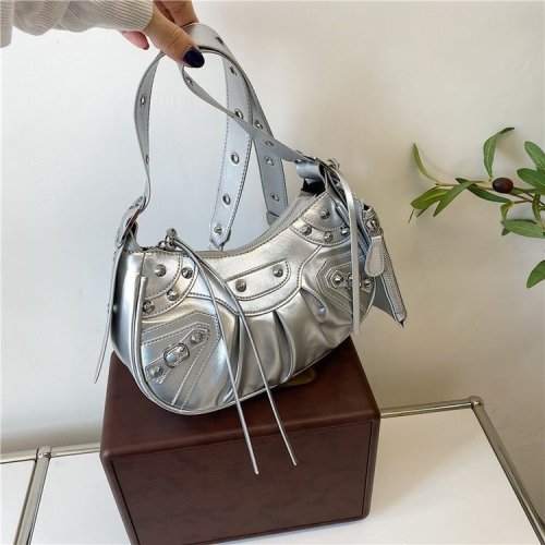 Wrinkled Crescent Mother Single Shoulder Bag for Women, European and American Retro Rivet Motorcycle Bag