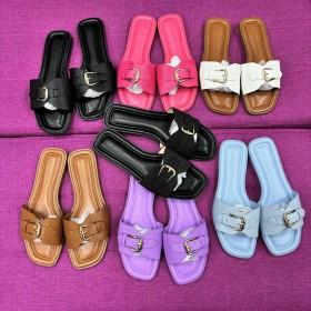 Flat bottomed women's flip flops with buckle on the outside