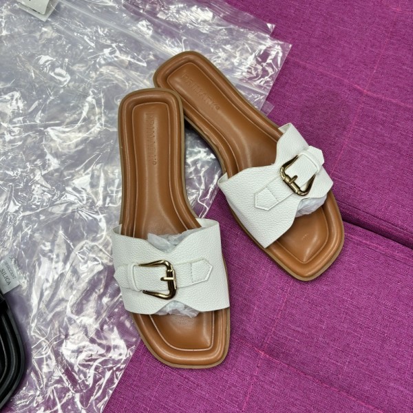 Flat bottomed women's flip flops with buckle on the outside