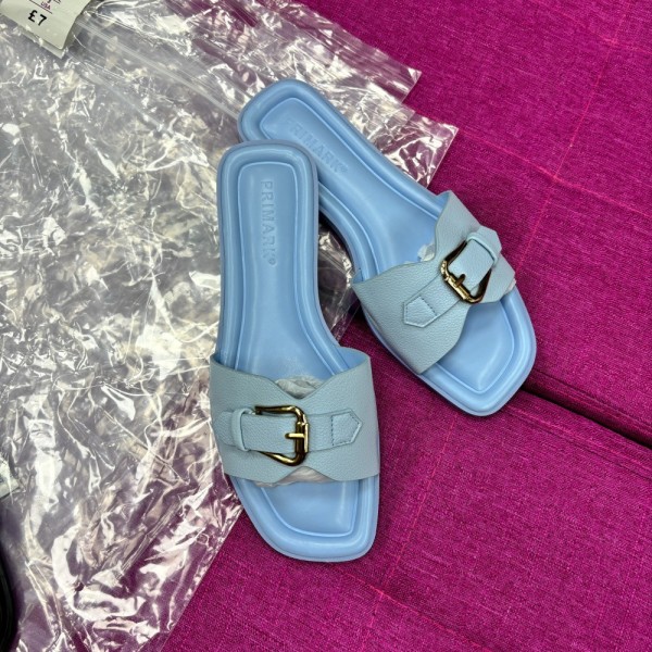 Flat bottomed women's flip flops with buckle on the outside