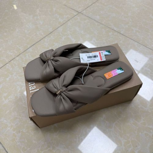 Thick and diamond shaped square headed straight toe slippers with exposed toes