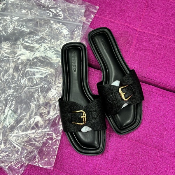 Flat bottomed women's flip flops with buckle on the outside