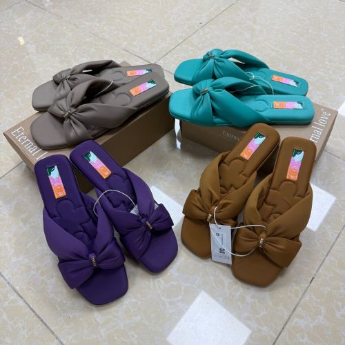 Thick and diamond shaped square headed straight toe slippers with exposed toes