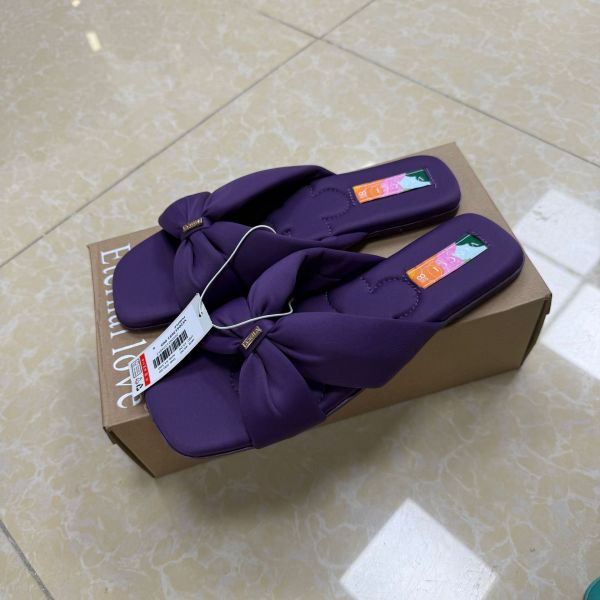 Thick and diamond shaped square headed straight toe slippers with exposed toes