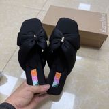 Thick and diamond shaped square headed straight toe slippers with exposed toes