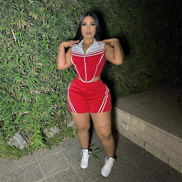 Two piece set of lapel sleeveless top and shorts