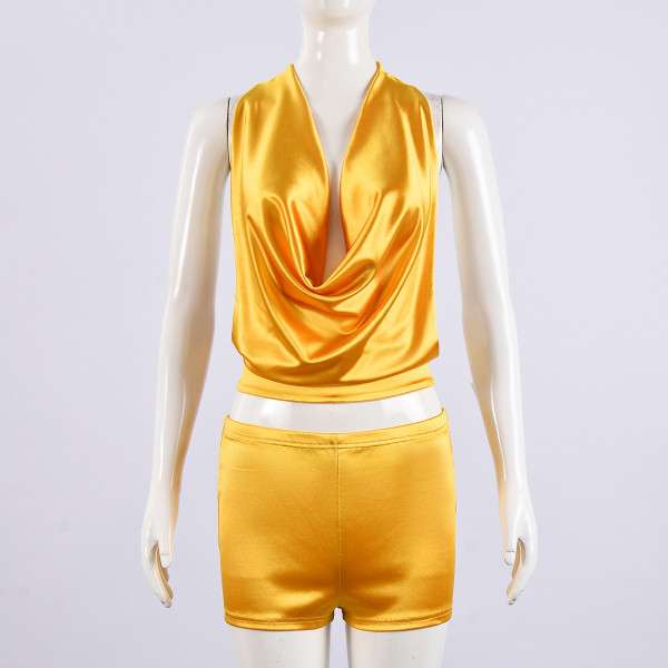 Two piece set of cropped collar tied top and super shorts