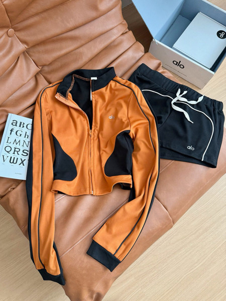 Color blocked long sleeved shirt shorts yoga two-piece set