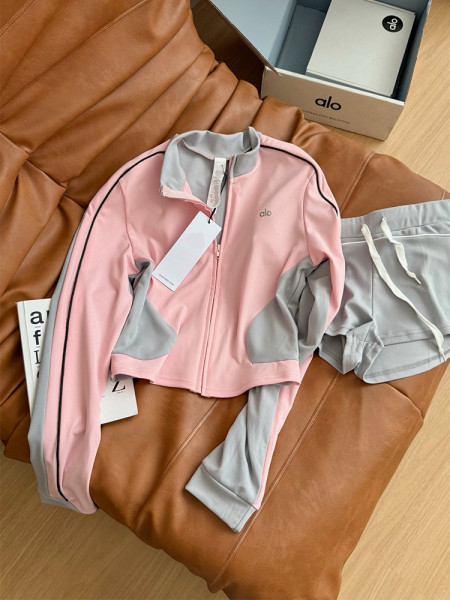 Color blocked long sleeved shirt shorts yoga two-piece set