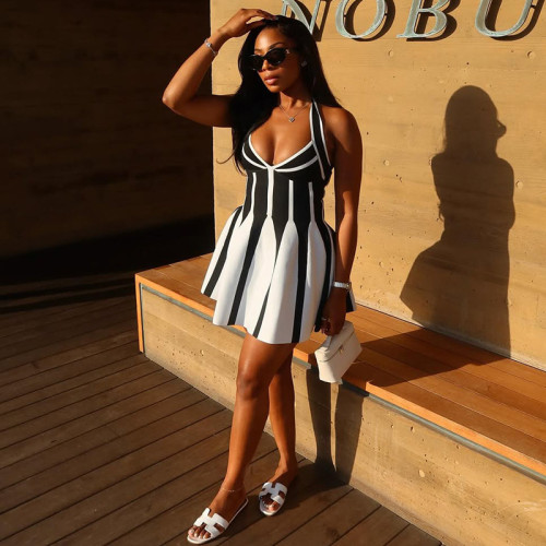 Wrinkle splicing A-line skirt hanging neck V leader short dress