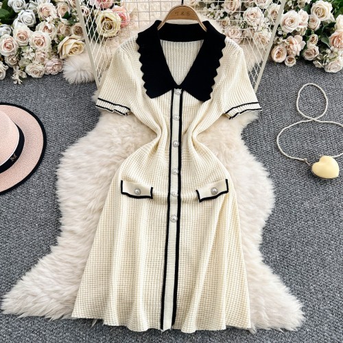 Color blocking short sleeved knitted single breasted medium length dress