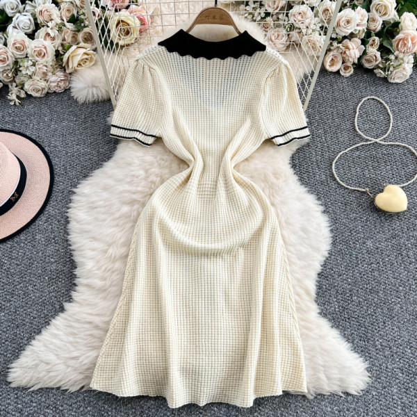 Color blocking short sleeved knitted single breasted medium length dress
