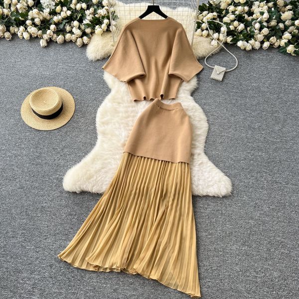 Short sleeved knitted top with high waist and pleated skirt