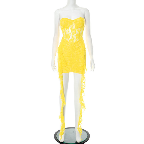 Strapless, shoulder baring lace ribbon, ruffled edge, hip hugging dress