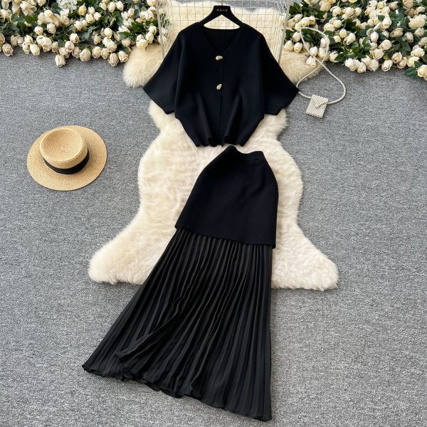 Short sleeved knitted top with high waist and pleated skirt