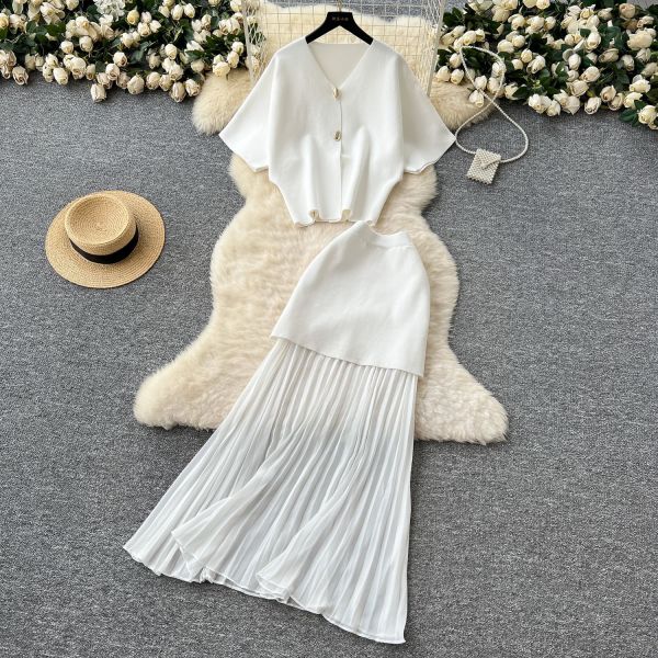 Short sleeved knitted top with high waist and pleated skirt
