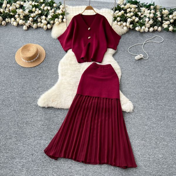 Short sleeved knitted top with high waist and pleated skirt