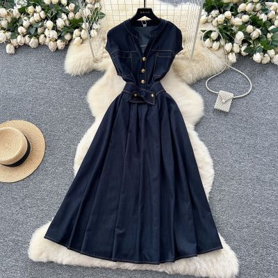 V-neck metal buckle exposed line waist cinched sleeveless denim dress