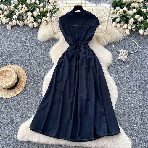 V-neck metal buckle exposed line waist cinched sleeveless denim dress