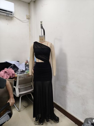 Single shoulder strap dress with exposed waist and transparent skirt, solid color dress