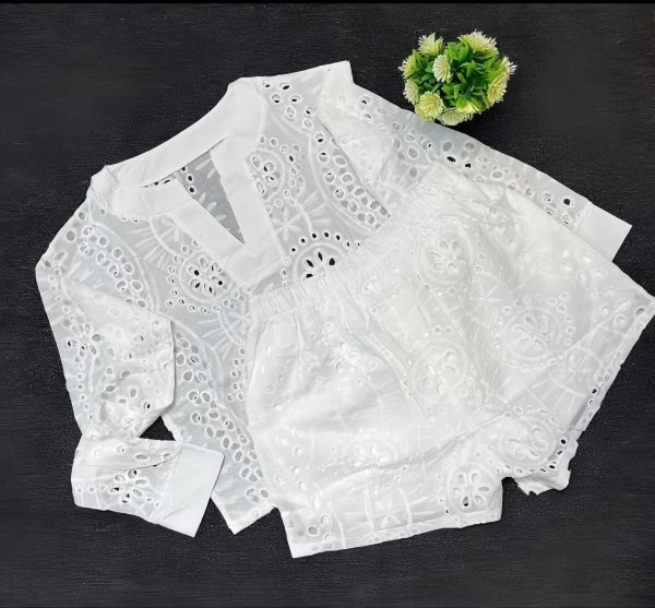 Long sleeved V-neck top, waist cinched shorts two-piece set