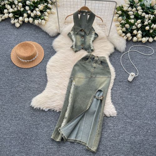 Two piece set of hanging neck sleeveless lapel and fringed denim top