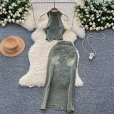 Two piece set of hanging neck sleeveless lapel and fringed denim top