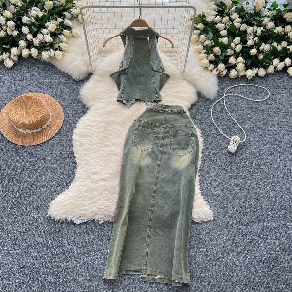 Two piece set of hanging neck sleeveless lapel and fringed denim top