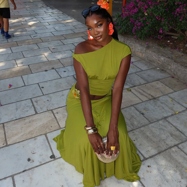 Slant neck off shoulder pleated long skirt set