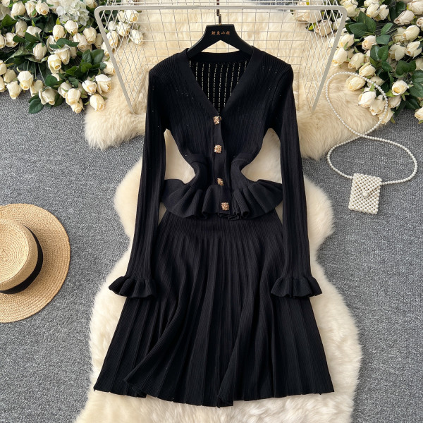 Metal buckle waist knit long sleeved short skirt