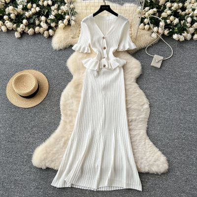 Metal buckle waist knitted short sleeved long skirt