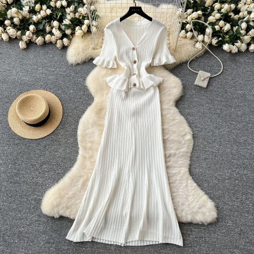 Metal buckle waist knitted short sleeved long skirt