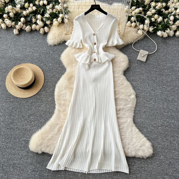 Metal buckle waist knitted short sleeved long skirt