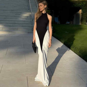 Hanging neck, exposed back, pleated, contrasting color, hip hugging dress