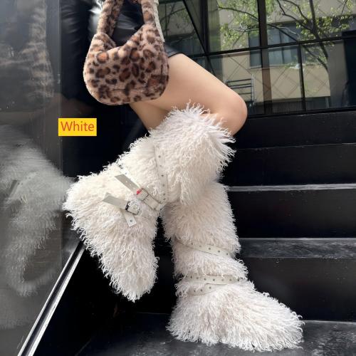 Flat bottomed rivet boots with hairy straps, snow boots