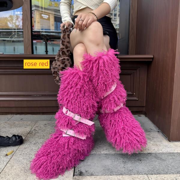 Flat bottomed rivet boots with hairy straps, snow boots