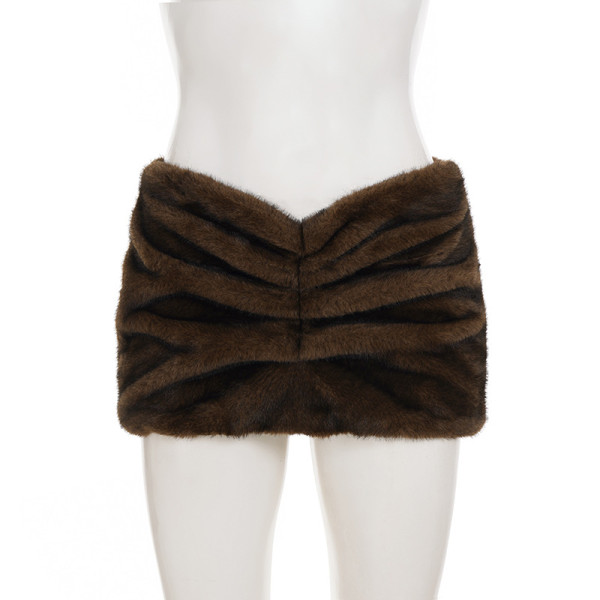 Side pleated low waisted hairy skirt with wrapped buttocks