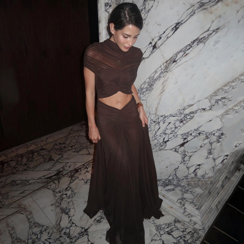 Wrinkled, exposed navel, hip hugging long skirt