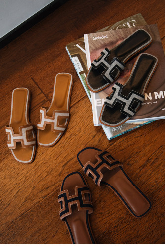 Flat bottomed flip flops