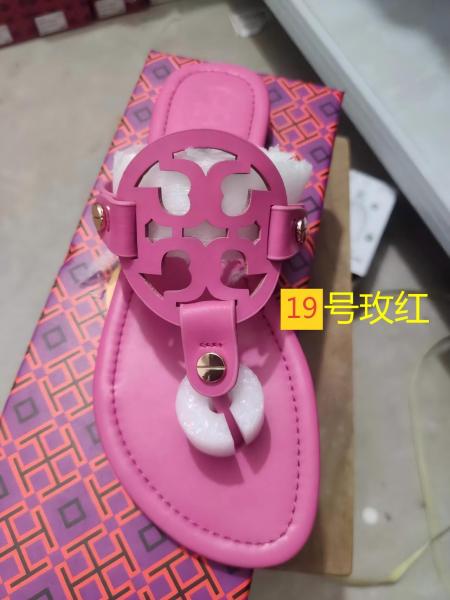 Flat bottomed sandals with anti slip angle and toe clamped flip flops