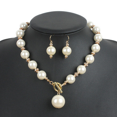 Diamond studded imitation pearl necklace