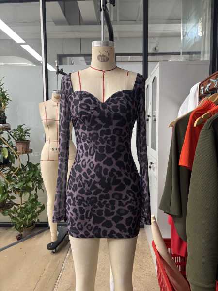 Leopard print heart-shaped collar backless long sleeved dress